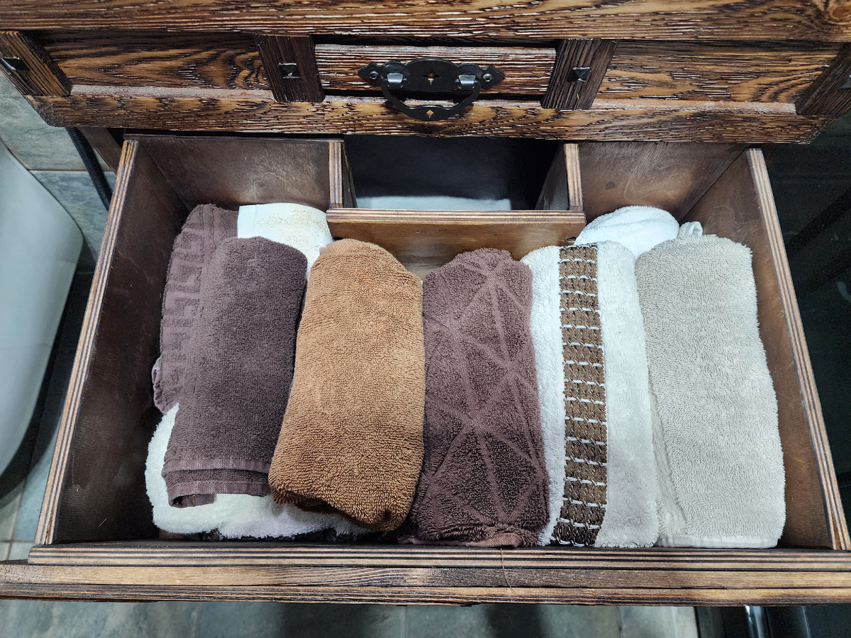 Средний выдвижной ящик используем для средних полотенец.