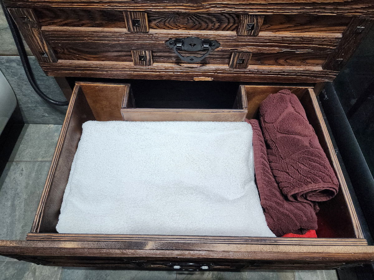 Нижний ящик - для банных полотенец и полотенец для ног. Все на своем месте!