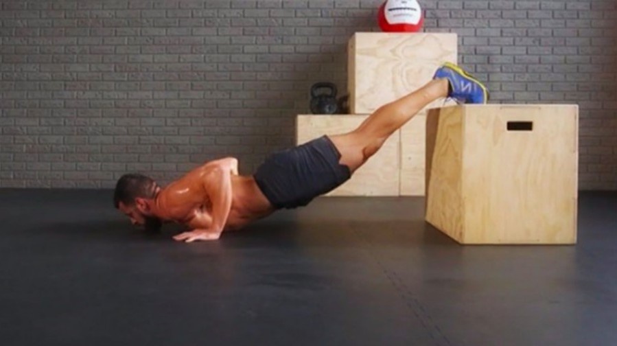 Кстати, многие мои ученики 55+ говорят, что уже через неделю таких отжиманий начинают лучше спать, уходит постоянная зябкость, а кожа лица становится свежее — да, даже без кремов.
