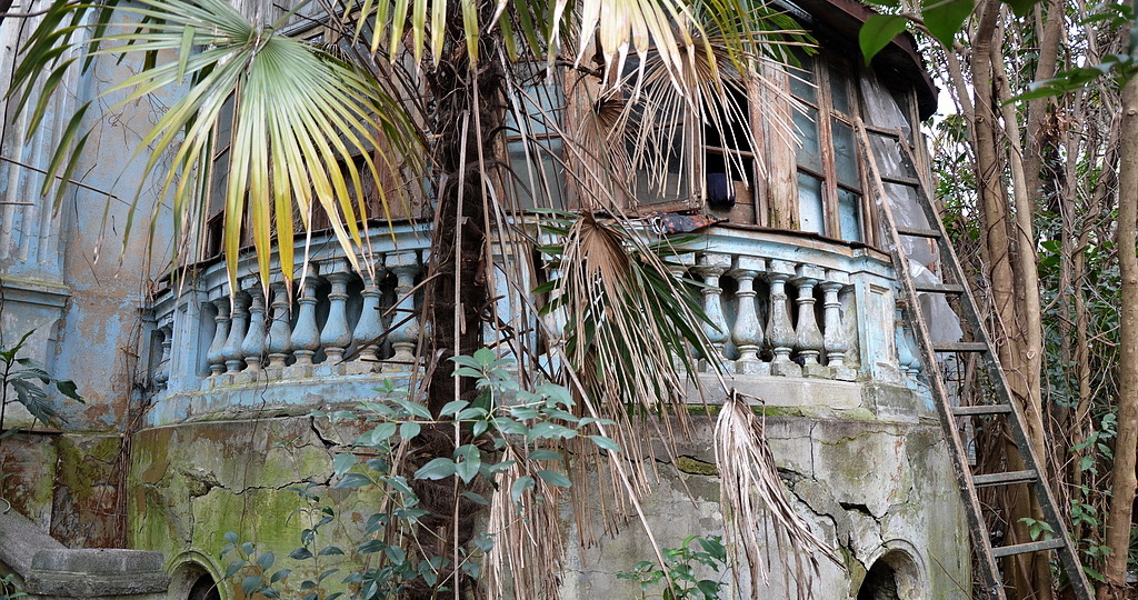 Бомжи уничтожили неизвестный дом Хлудова в Сочи?