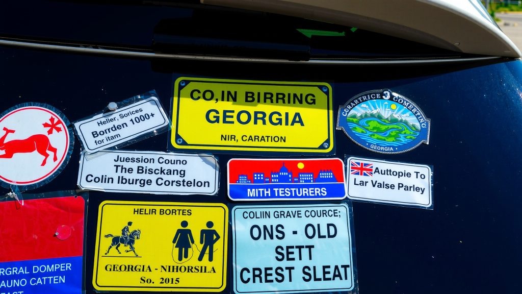    Знаки и наклейки на авто из Грузии: что нужно для границы