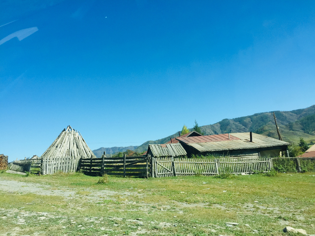 Видите слева на фото интересную круглую постройку с купольной крышей. У алтайцев это называется АИЛ. И стоит такой у каждого во дворе. Раньше это было традиционным основным жильем местных жителей с очагом в центре. Но сейчас же, в век технологий, когда рядом уже есть комфортный дом, аил используют как летнюю кухню, как дань своим традициям и устоям. Говорят, что в аиле живет дух предков. Каракольская долина, Республика Алтай, август, 2020
