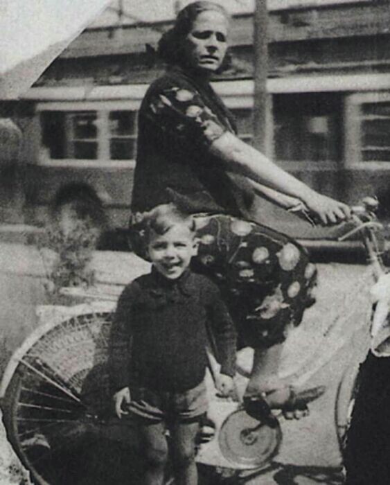 Адриано Челентано в детстве с мамой.