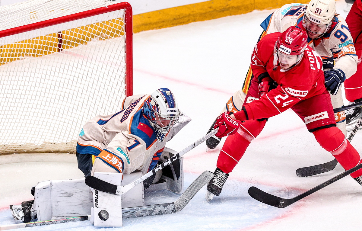    Нападающий "Спартака" Павел Порядин (справа)  Софья Сандурская/ТАСС