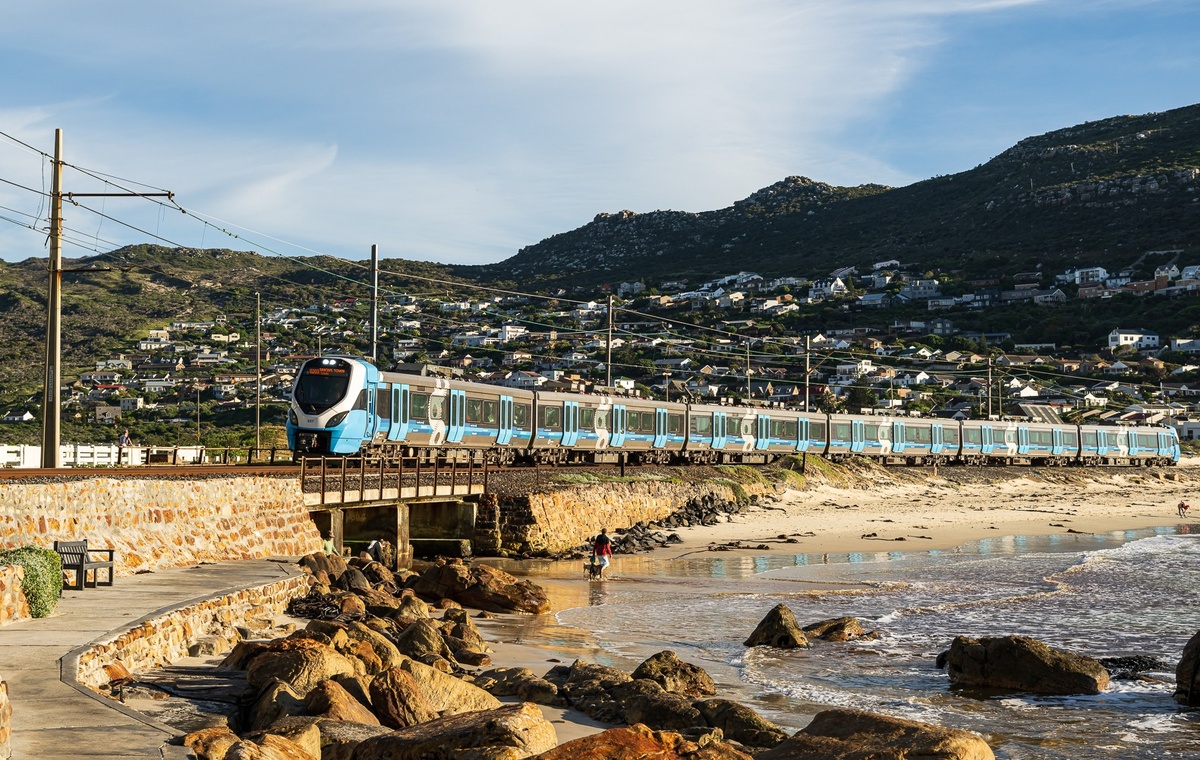 Пригородный поезд Fish Hoek - Simonstown следует по берегу залива Фолс Бей