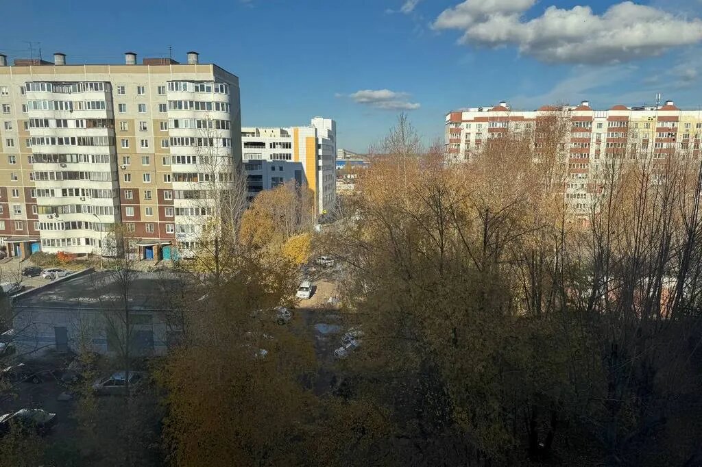 Когда заселились, дом стоял практически на отшибе — с одной стороны располагались болота и железная дорога в сторону поселка Васильево, которая существует до сих пор, с другой — пустырь. Сейчас вокруг есть вся инфраструктура и много деревьев. Фото предоставлены героиней статьи