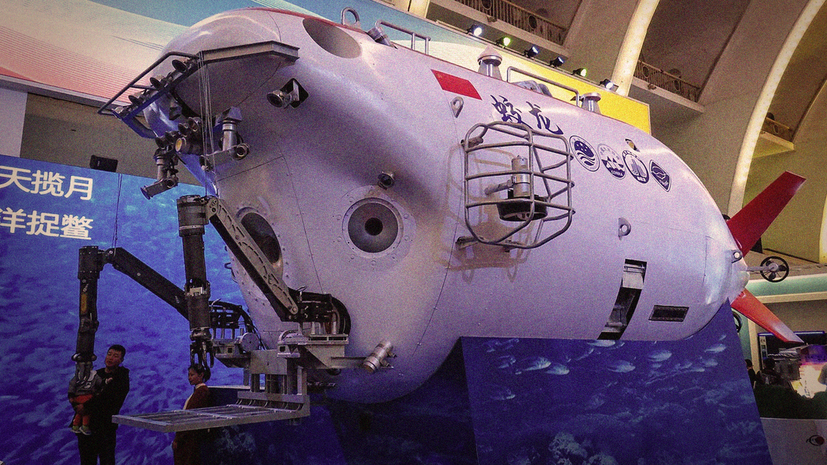 Цзяолун — китайский подводный аппарат. Создан на базе наработок, успешно примененных в российских "Мир-1" и "Мир-2". Спускается на более чем 7000 метров под воду. Корпус создан из титанового сплава.