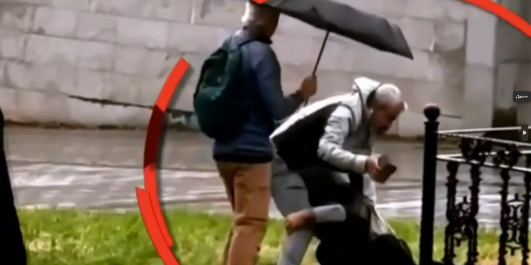 В Турции отец ломает ногу сыну-наркоману