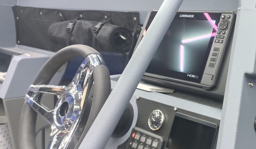 Салют 585 консоль с одним эхолотом, полная сборка новой лодки. 