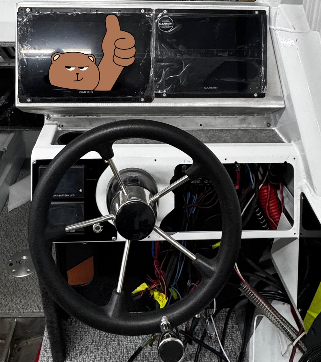 Установка двух эхолотов с индивидуальным изготовление консоли. 