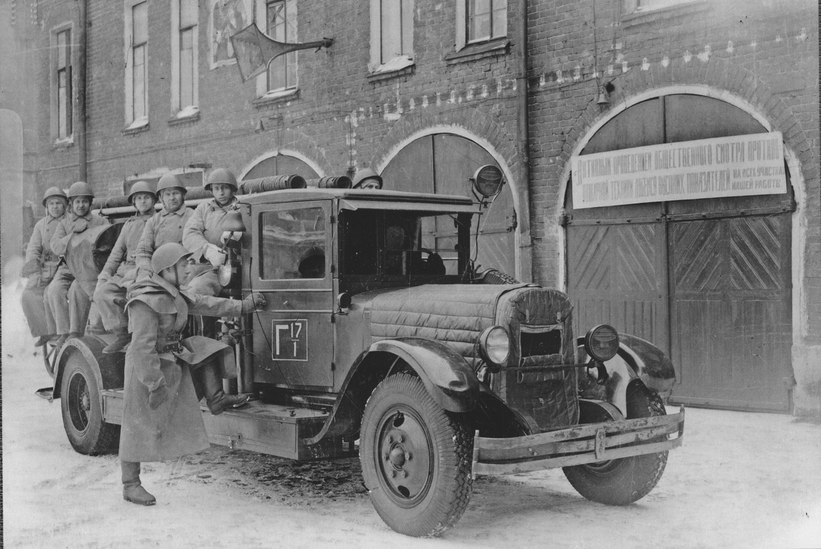 1942-1945 гг. Москва. Автонасос ЗИС-11 на фасаде ГВПК-17 располагавшийся на Кропоткинской (Пречистенка) улице, дом 22 (ныне там ГУ МЧС по г. Москве).