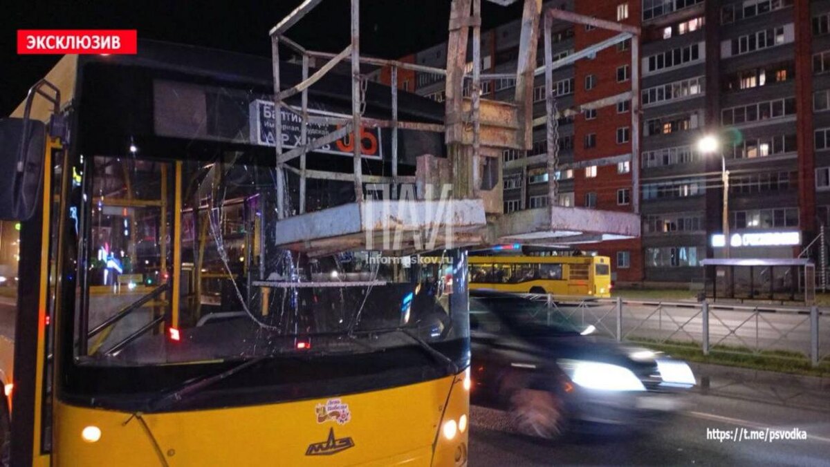Маршрутный автобус и автовышка столкнулись в Пскове
Фото: Telegram-канал «Псковская сводка. ПАИ»