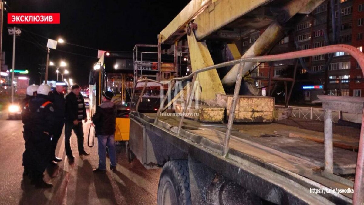 Маршрутный автобус и автовышка столкнулись в Пскове
Фото: Telegram-канал «Псковская сводка. ПАИ»