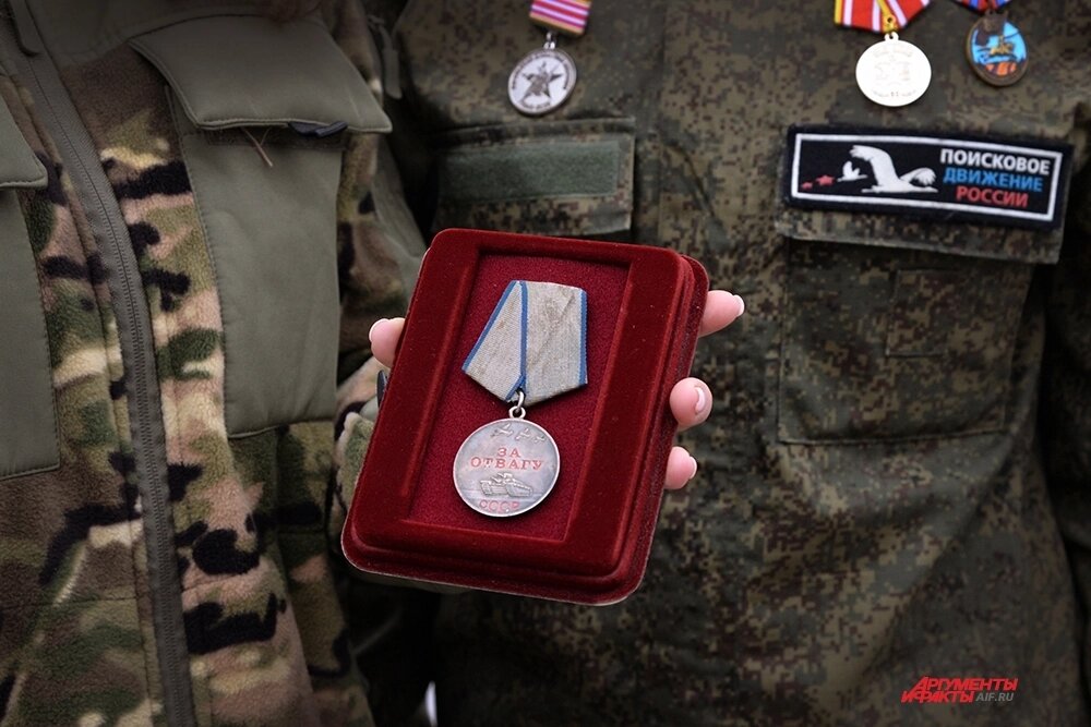    Службе розыска Информбюро удалось найти владельца медали и родственников. Фото: АиФ/ Эдуард Кудрявицкий