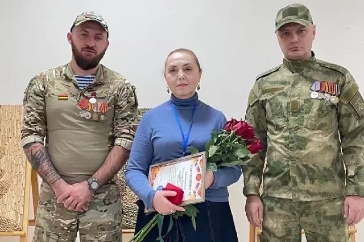    Участники СВО наградили медалью врача Элеонору Азаматову из КБР