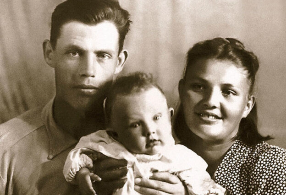 Валерий Хлевинский с мамой и отцом