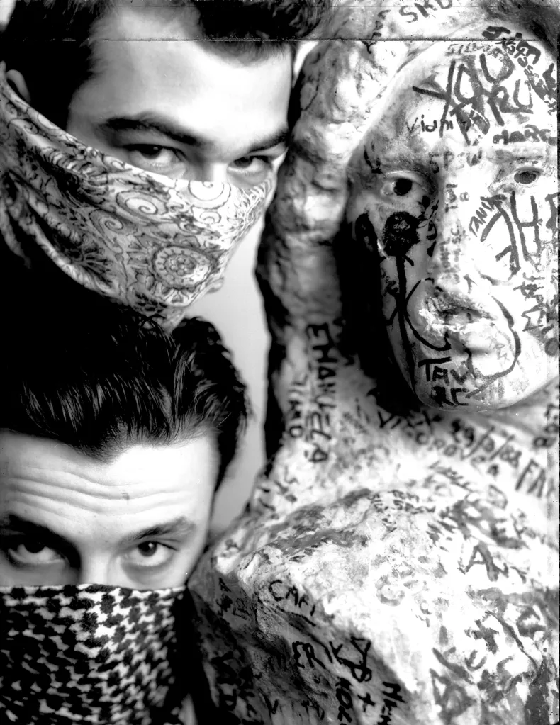 Самопровозглашенные воры, известные только под именами «X1» и «X2», с украденным бюстом в 1988 году. Фото: © Энтони Ле Гранд/modds