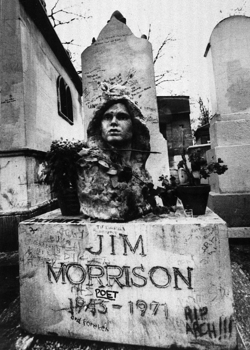 Фотография бюста на могиле Джима Моррисона на кладбище Пер-Лашез в Париже, 1982 год. Фото: Эрв Мерлиак/AP