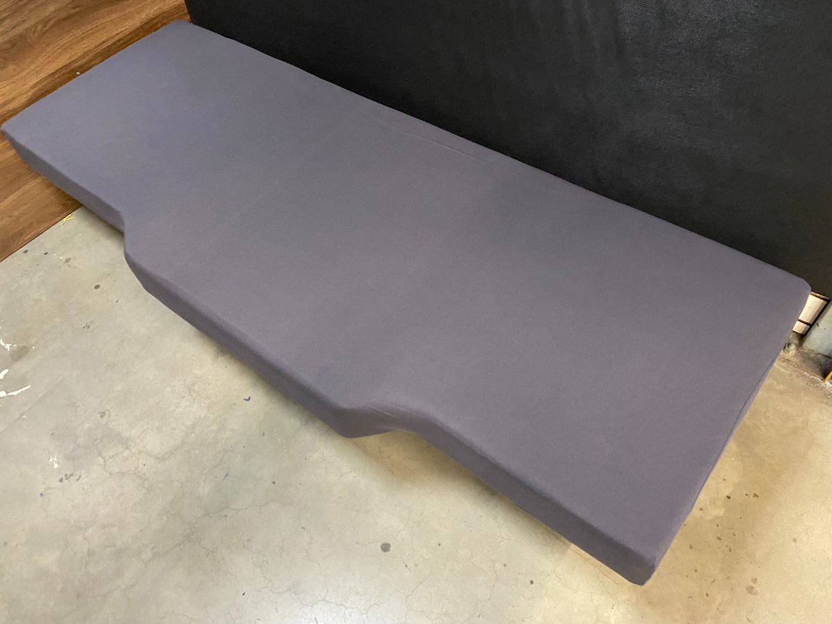 Простыня на резинке СПАЛБЕР для матрасов в спальники грузовиков. Цвет графит. Фото СПАЛБЕР_1.