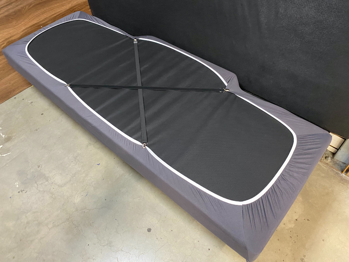 Простыня на резинке СПАЛБЕР для матрасов в спальники грузовиков. Цвет графит. Фото СПАЛБЕР_2.