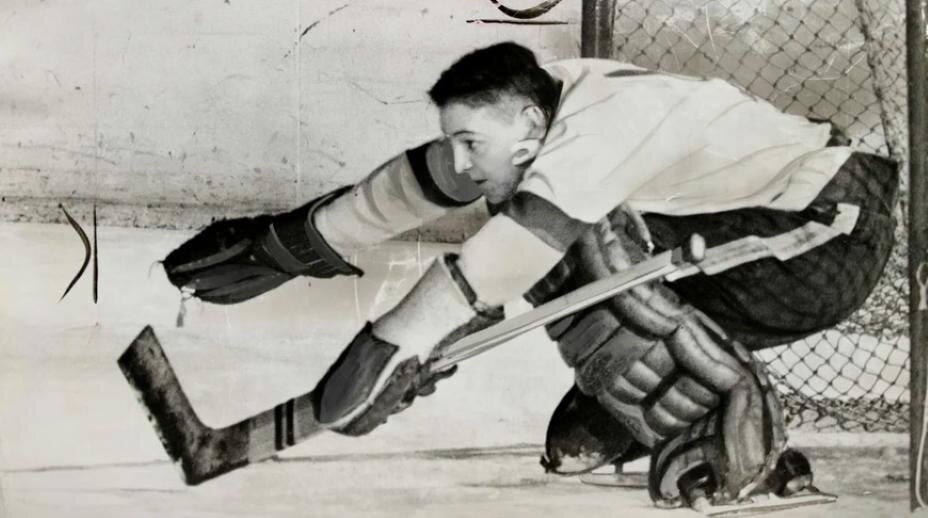    Терри Савчук не мог стоять и выработал свою, «гориллоподобную» стойку. Фото: Соцсети НХЛ