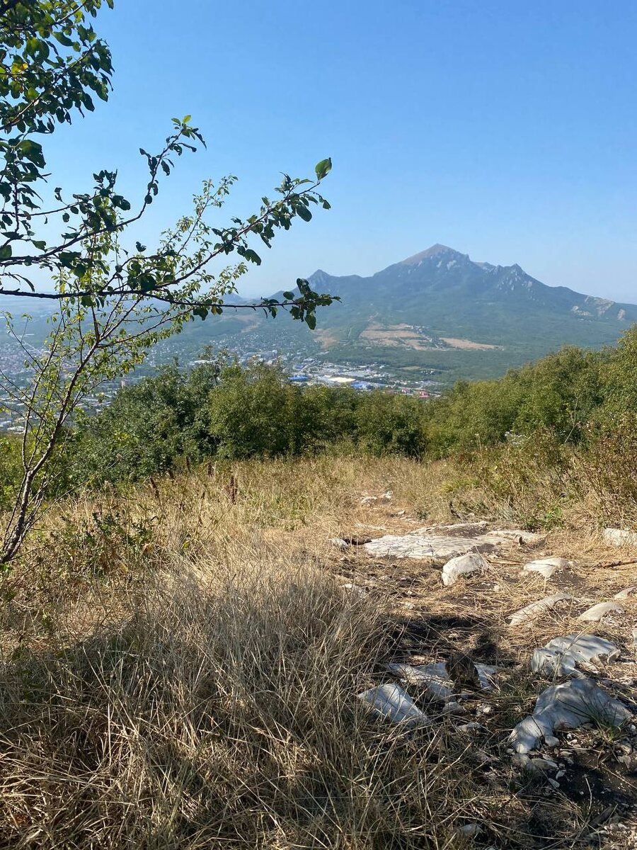 Вид с Машука на Бештау.