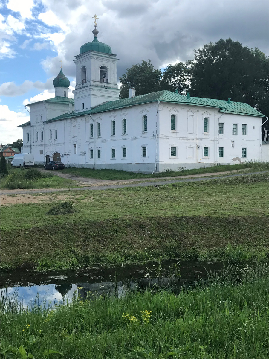 Вид на Стефанофскую церковь, колокольню и корпус Мирожского монастыря со стороны реки Мирожи. Фото автора 