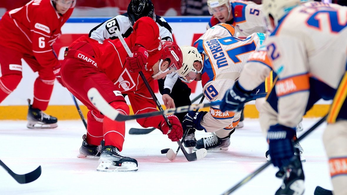    Игроки «Спартака» и «Шанхай Дрэгонс» на вбрасывании.ХК Шанхай Дрэгонс