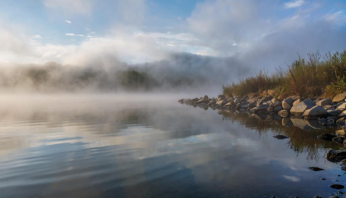Вода Инь изящна и неуловима: вот она бежит весенним ручейком, а вот нагретая Солнцем превращается в грозовую тучу и проливной дождь.