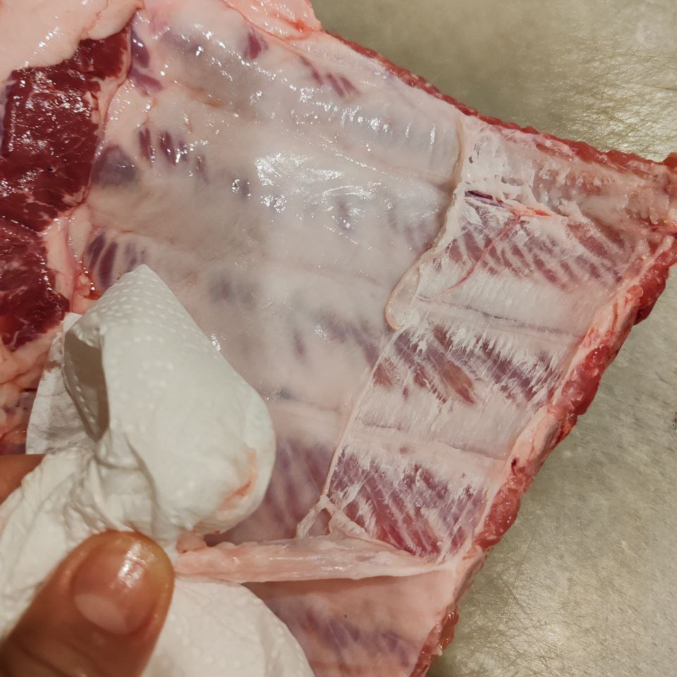 Подцепляем и тянем чистым полотенцем