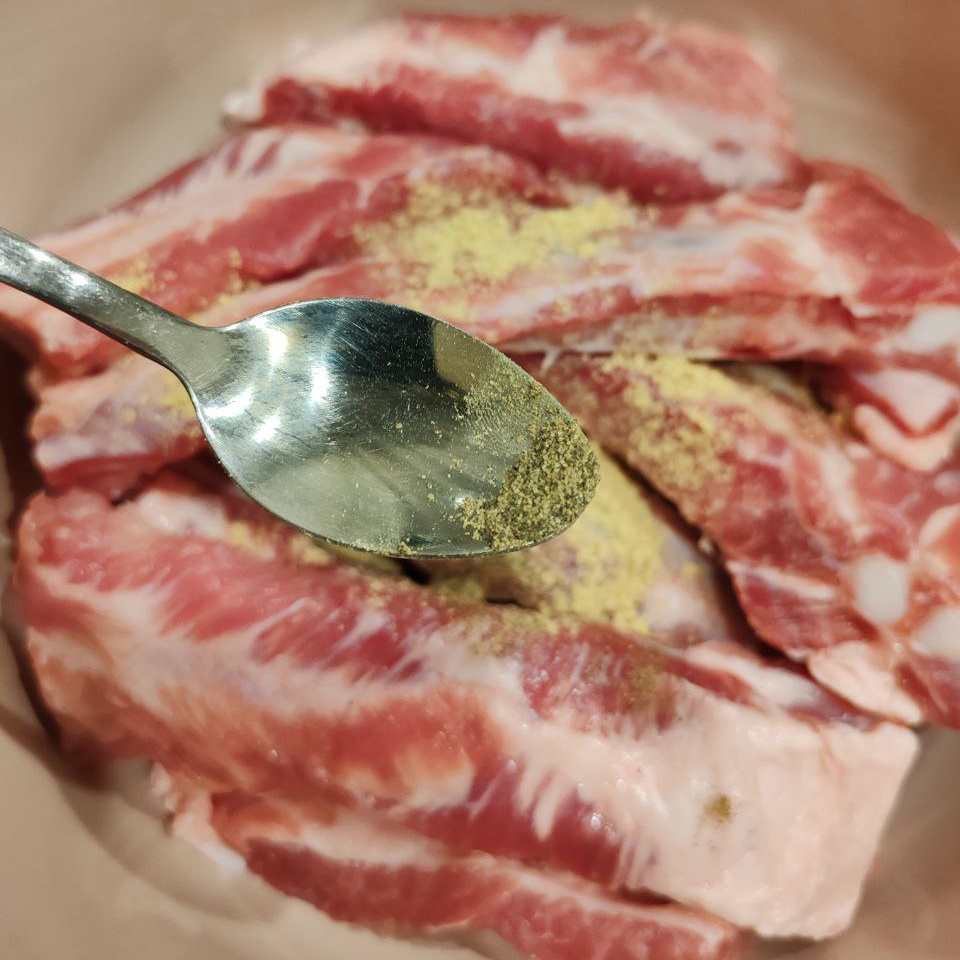 1/4 часть молотого перца, у меня часть уже упала, поэтому кажется меньше