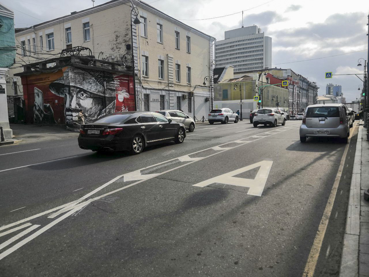 За выезд на автобусную полосу нарушителям будет грозить административный штраф, который, согласно действующему законодательству, составляет 2250 рублей.  Фото: Фото: ФедералПресс / Анна Миронова