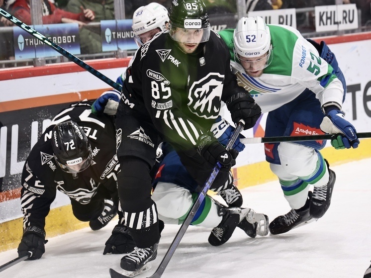     Во второй игре с "Салаватом Юлаевым" у "Трактора" из-за травмы на лед не вышел форвард Семён Дер-Аргучинцев. Фото Юлии Боровиковой ("Вечерний Челябинск").