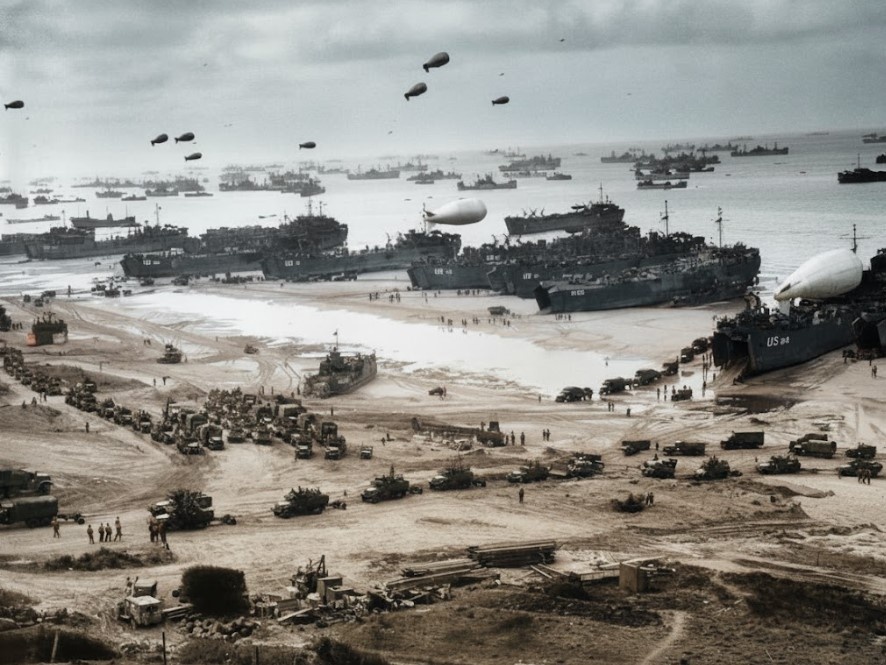 Разгрузка десантных кораблей на берег Омаха-Бич во время отлива, июнь 1944 года