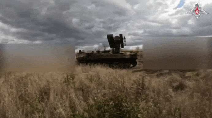    Расчёт зенитно-ракетного комплекса "Стрела-10" Южной группировки войск уничтожил украинский разведывательный БПЛА "Фурия". Видео с официального ТГ-канала Минобороны