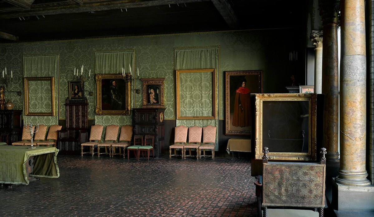 Пустые рамы музея в Бостоне