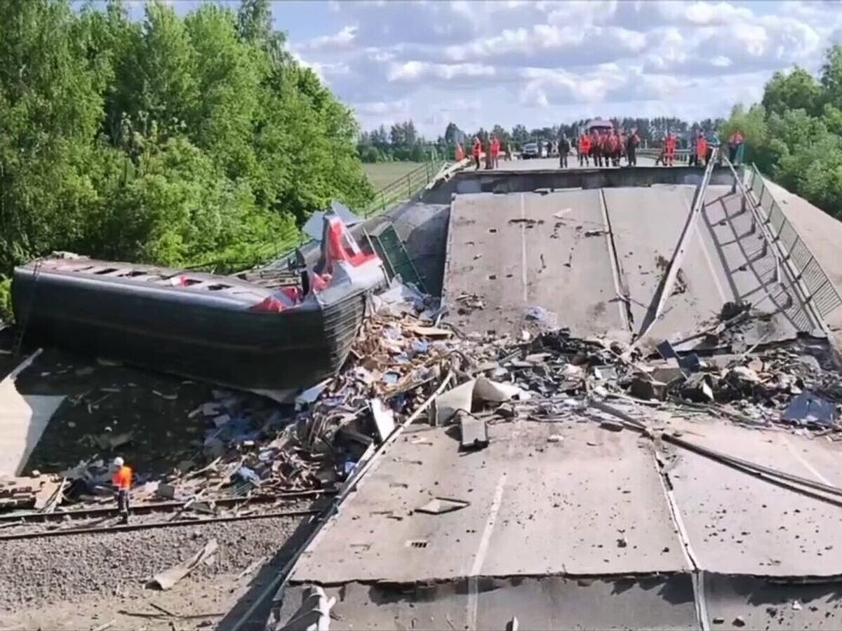    Место обрушения моста вследствие подрыва в Брянской области© РИА Новости / МЧС РФ