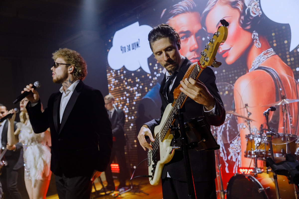 Кавер-бэнд исполнит хиты. Прекрасный выбор, если вы хотите заказать шоу на корпоратив.