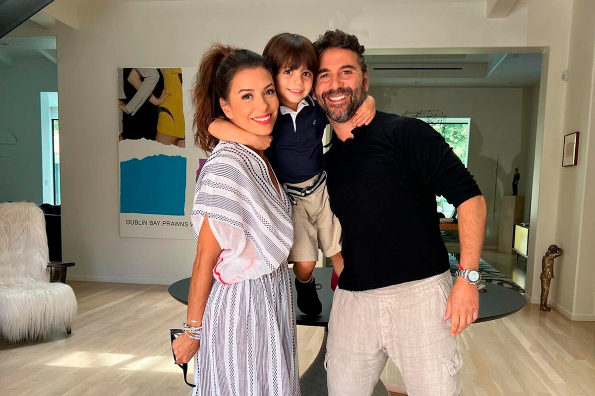 Ева Лонгория с мужем и сыном, наши дни.