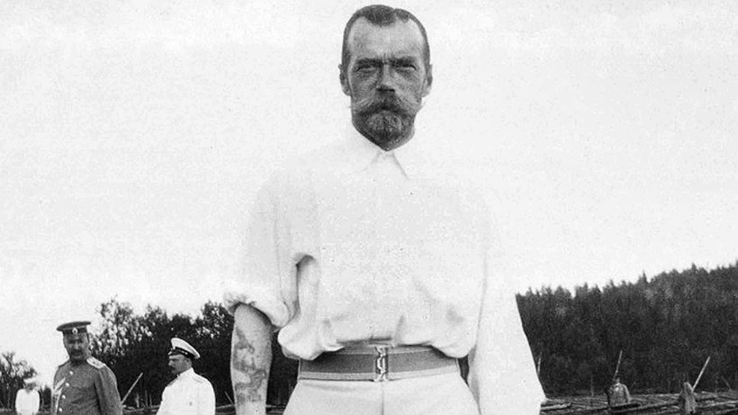 Николай II в 1910 году. На правой руке видна татуировка дракона