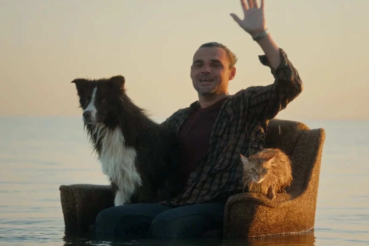    Главный герой - паромщик Константиныч, коренной местный житель, этнический русский.