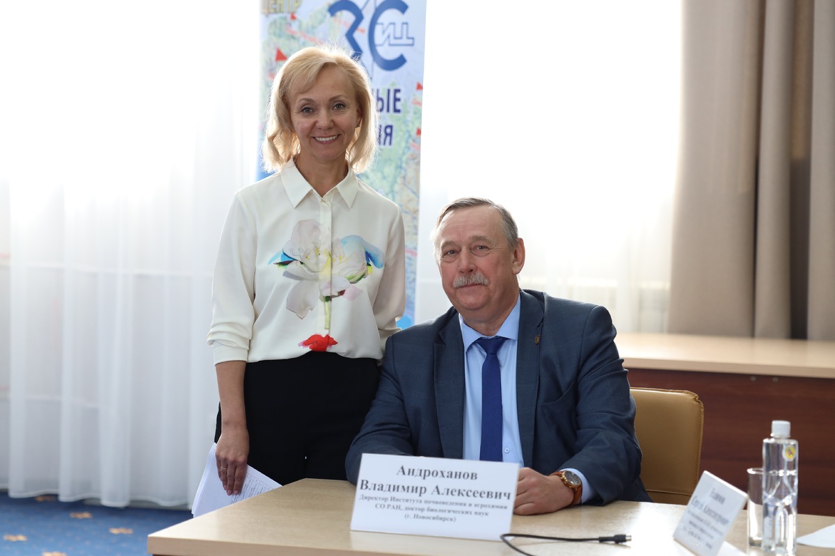 И.С. Семина  и В.А. Андроханов на круглом столе экофорума