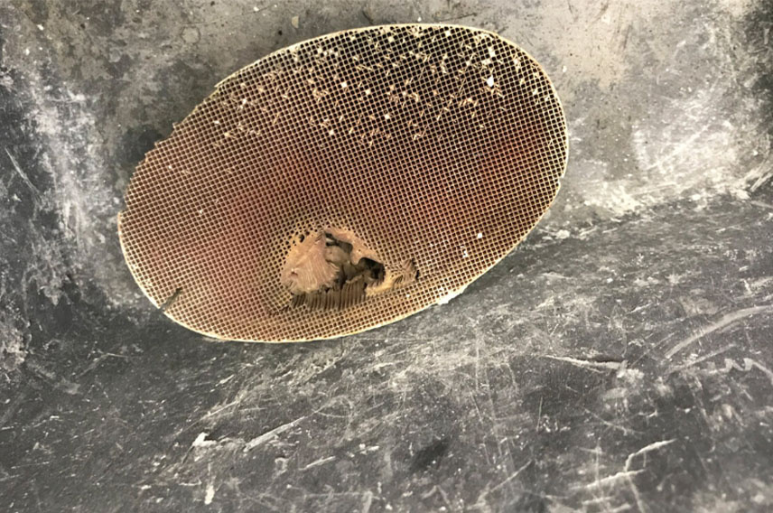 Неисправный катализатор с выгоревшими сотами — уже не выполняет свою функцию, только мешает двигателю