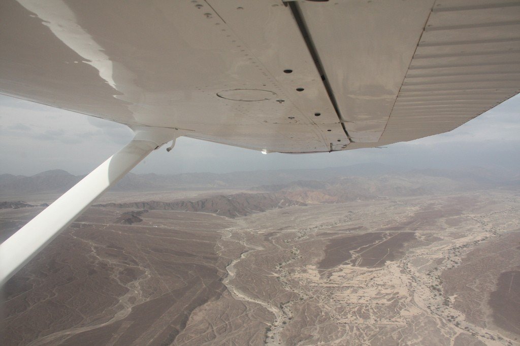 Перспектива полёта подчёркивает масштабы геоглифов и суровую, безводную красоту южного побережья Перу.