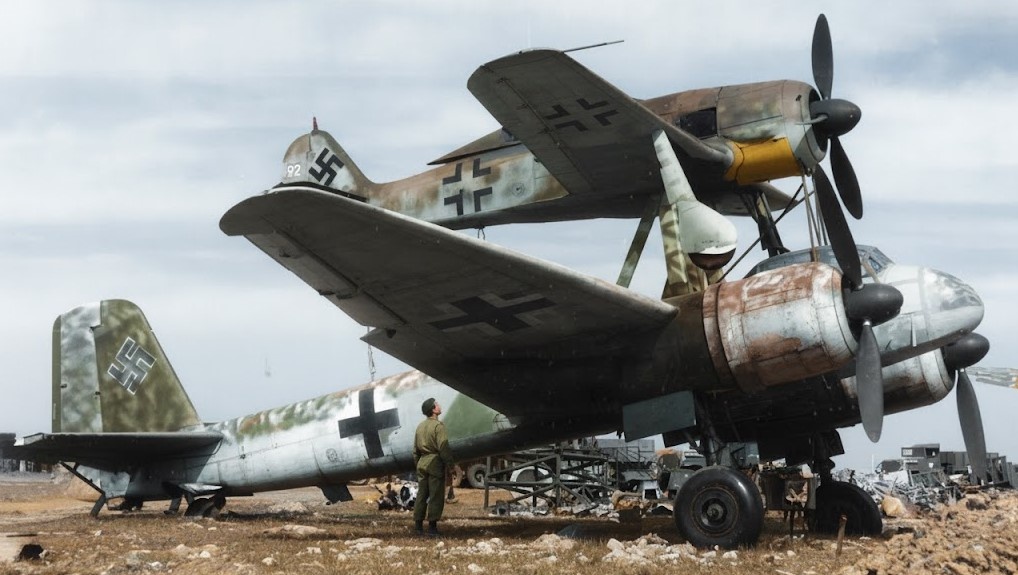 Комбинация «Мистель» (Ju 88 и Fw 190), захваченная американскими войсками на заброшенной авиабазе где-то во Франции, 4 мая 1945 года.