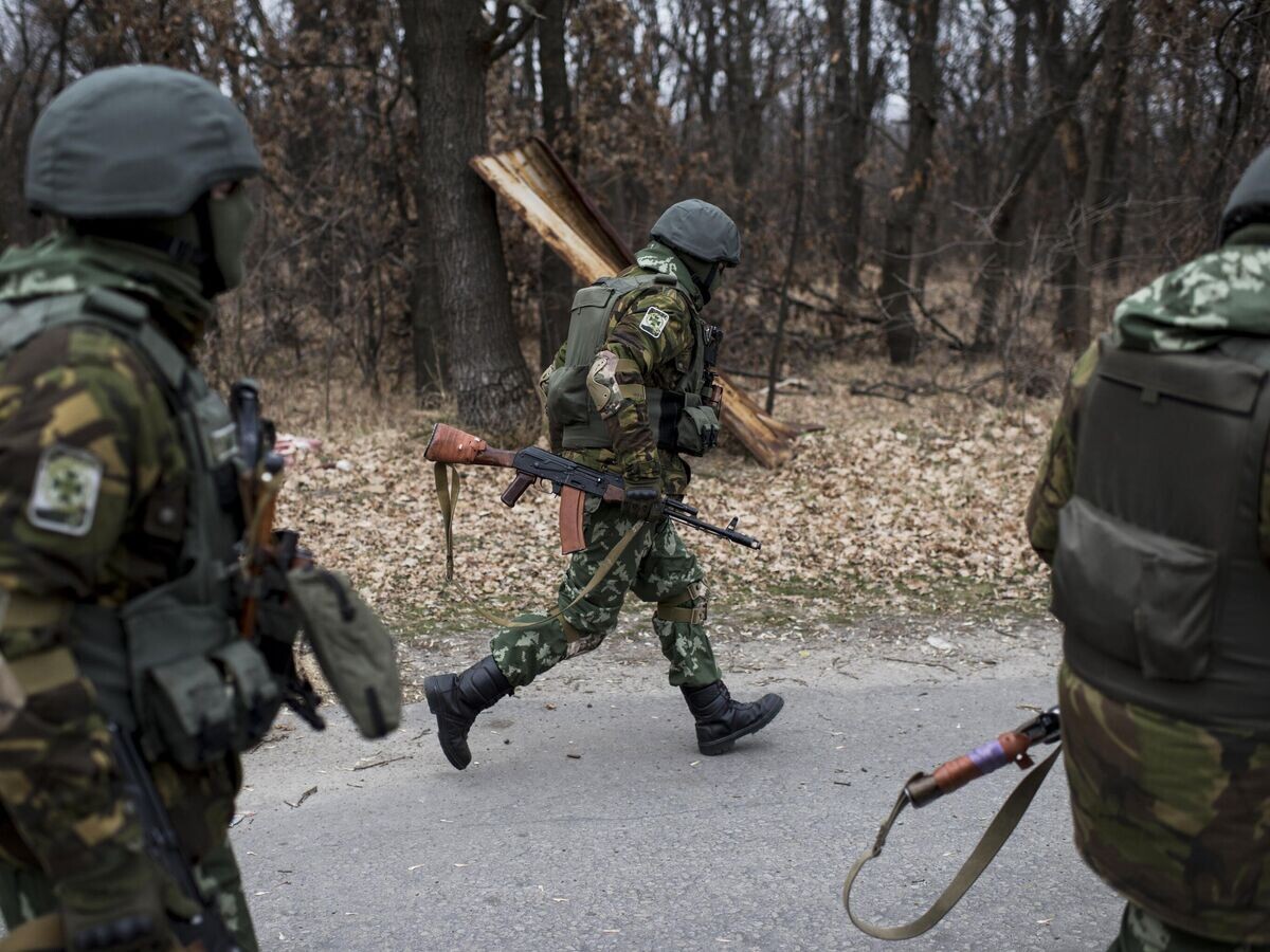    Украинские военнослужащие© AP Photo / Evgeniy Maloletka