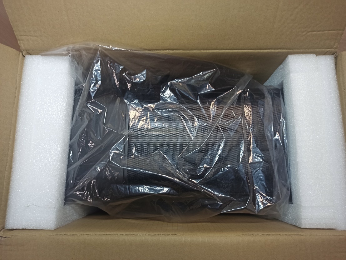    Корпус зафиксирован в пенопластовой рамке.