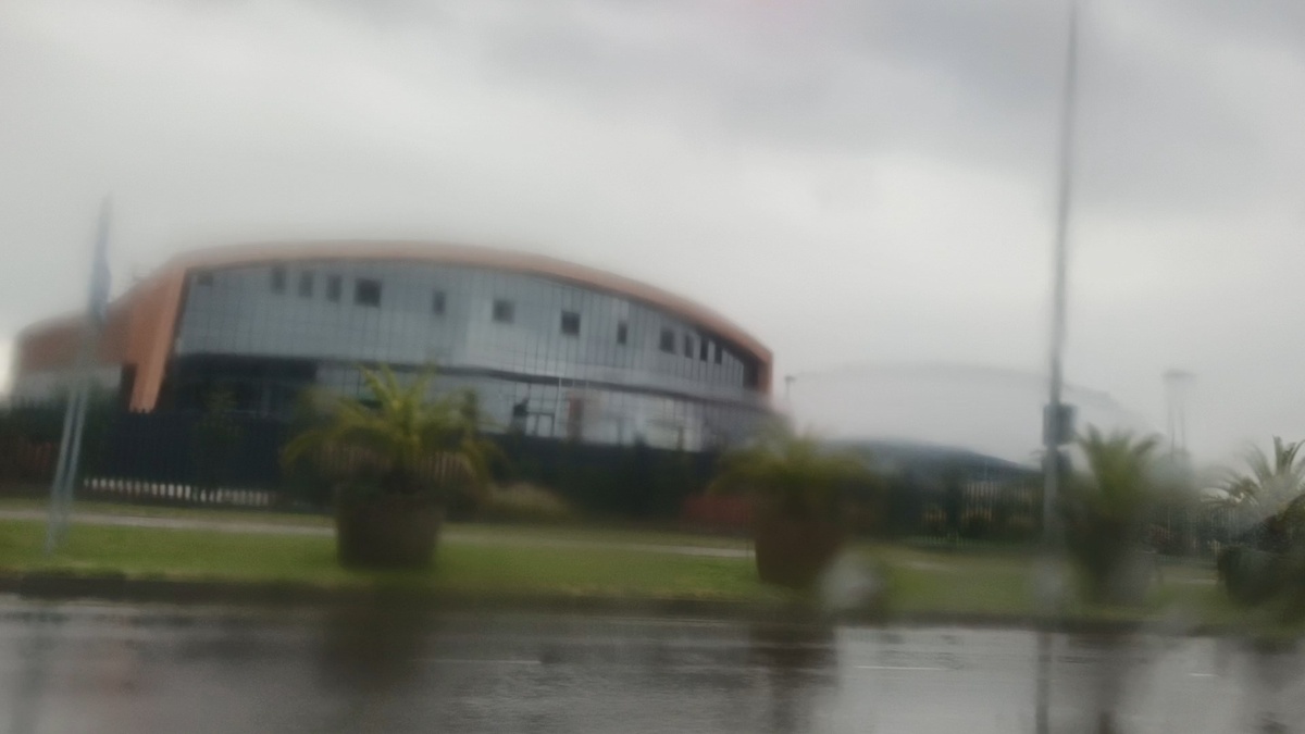 Бывший кёрлинг центр "Ледяной куб", сейчас это академия единоборств, из окна автобуса, идет дождь, утро 21 октября.