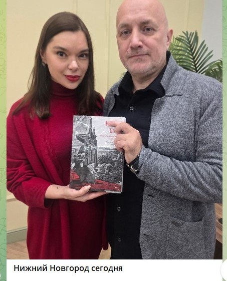 С одной из дев...