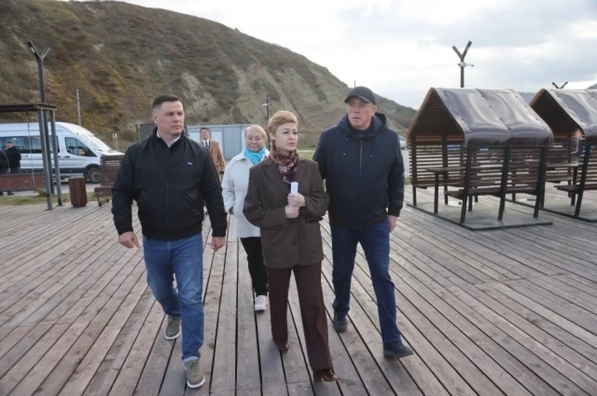    На новой набережной в Томари.